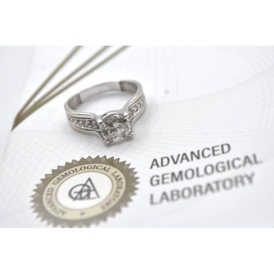 Ring aus Weißgold mit 1,5 Karat zentralem Diamant (Brillantschliff) im Angebot