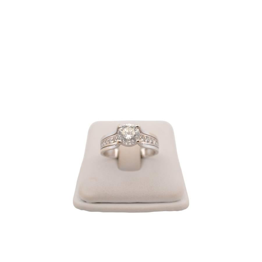 Ring aus Weißgold mit 1,5 Karat zentralem Diamant im Zustand „Hervorragend“ im Angebot in București, București