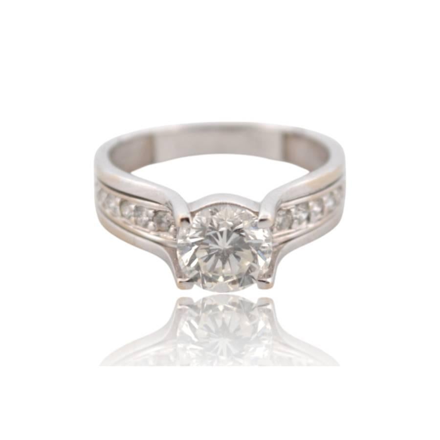 Ring aus Weißgold mit 1,5 Karat zentralem Diamant Damen im Angebot