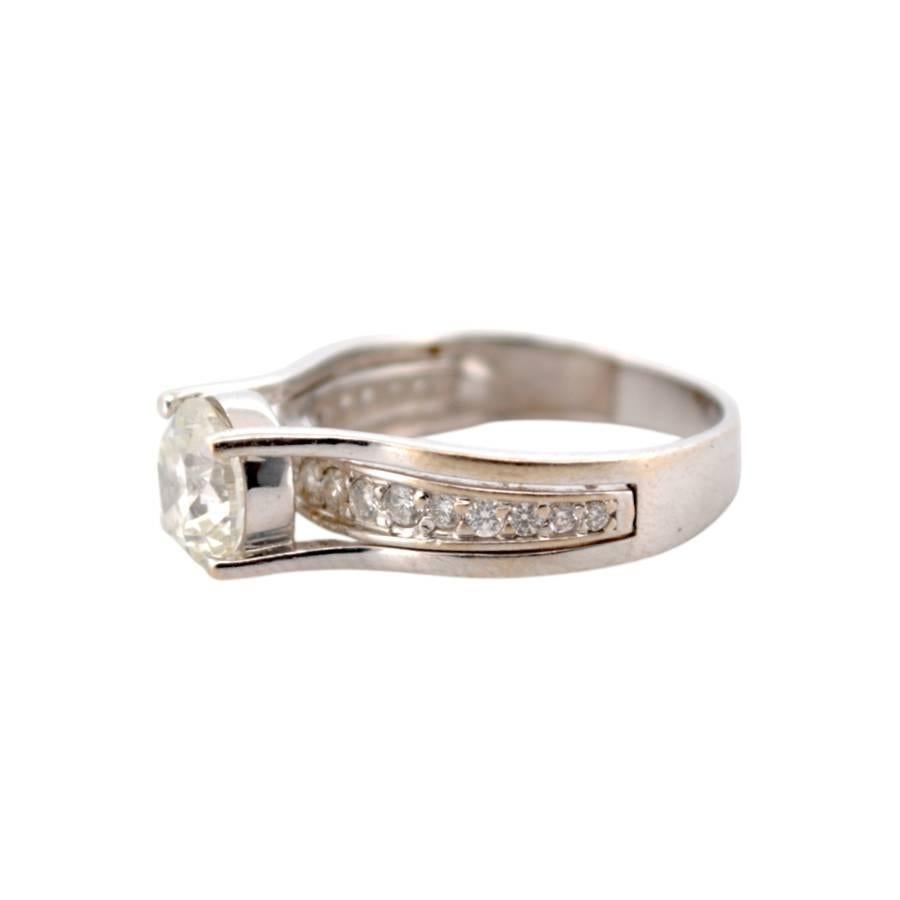 Ring aus Weißgold mit 1,5 Karat zentralem Diamant im Angebot 1
