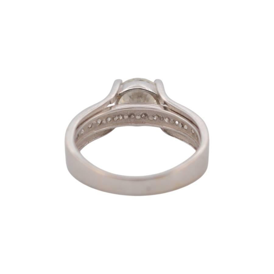 Ring aus Weißgold mit 1,5 Karat zentralem Diamant im Angebot 2
