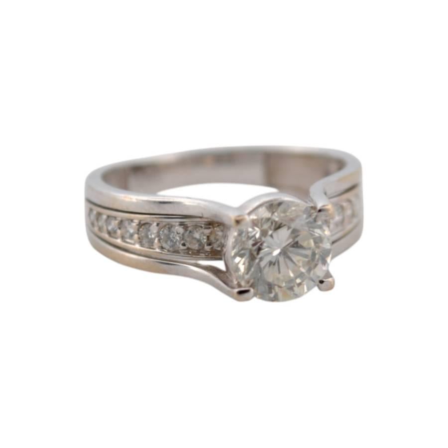 Ring aus Weißgold mit 1,5 Karat zentralem Diamant im Angebot 3