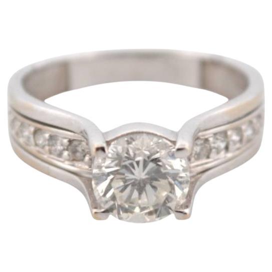 Ring aus Weißgold mit 1,5 Karat zentralem Diamant im Angebot