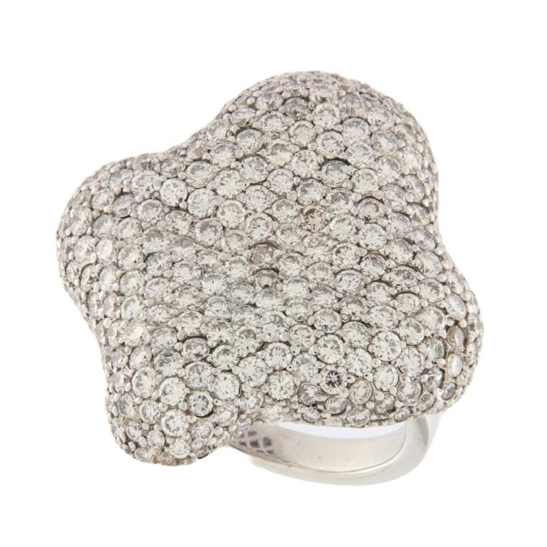 Contemporary White gold ring with 5.17 ct diamonds pavé For Sale