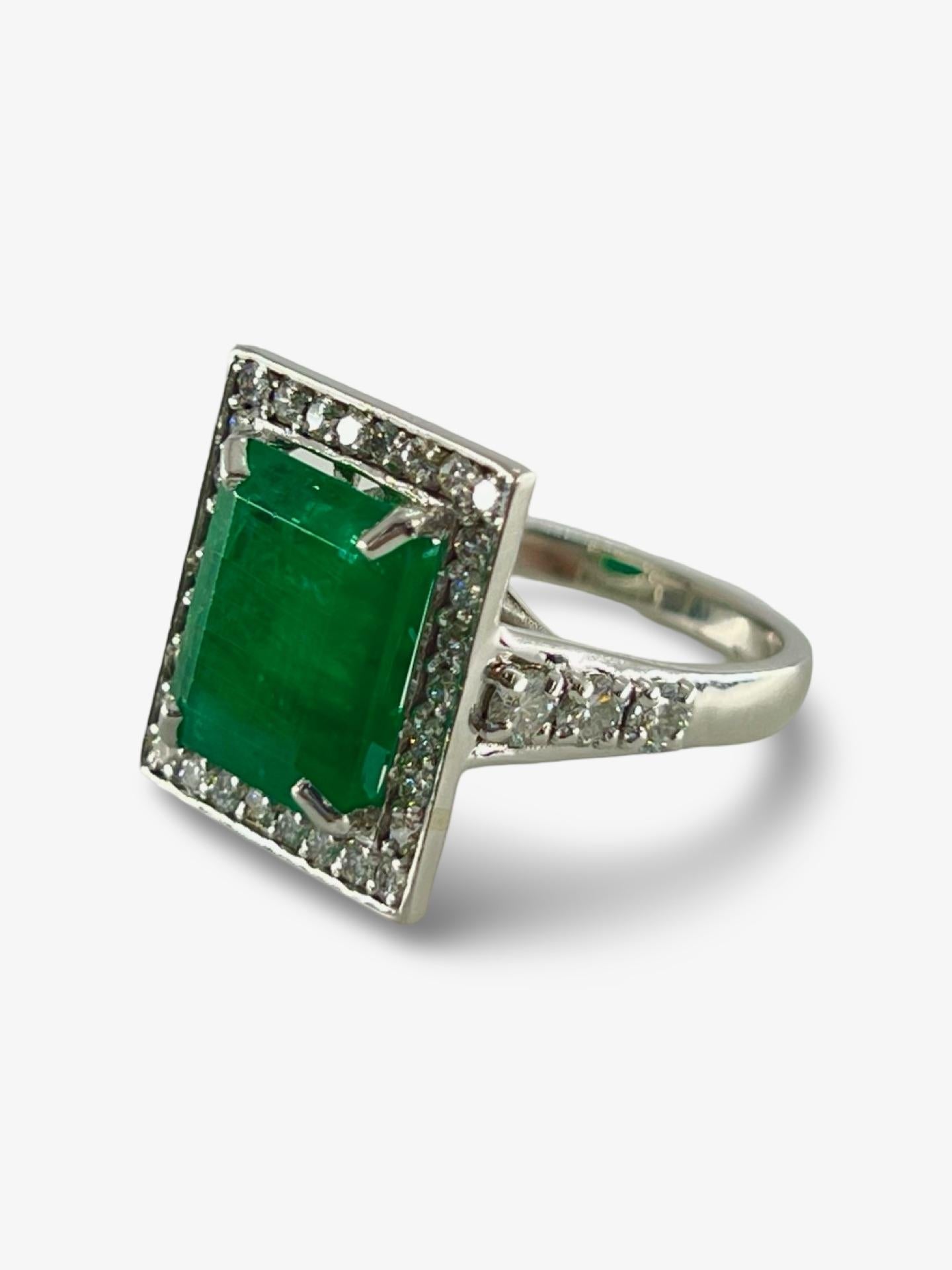 Art déco Bague en or blanc avec émeraude 6 ct et diamants en vente