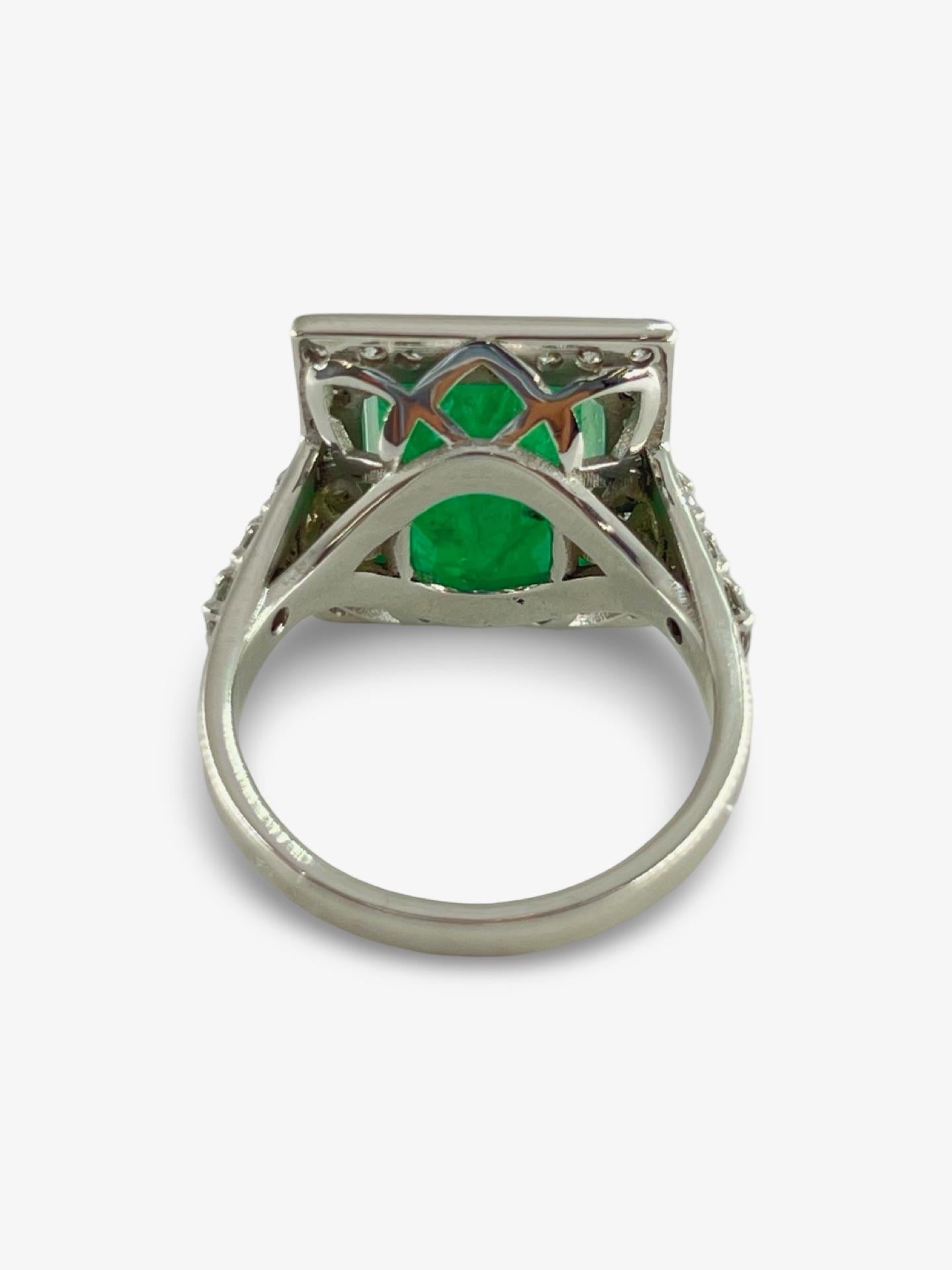 Bague en or blanc avec émeraude 6 ct et diamants Excellent état - En vente à PARIS, FR