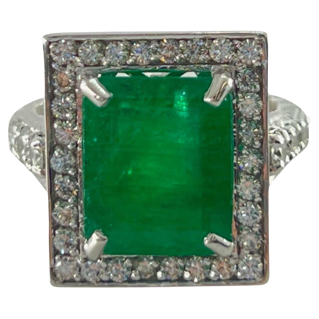 Bague en or blanc avec émeraude 6 ct et diamants