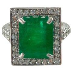 Bague en or blanc avec émeraude 6 ct et diamants