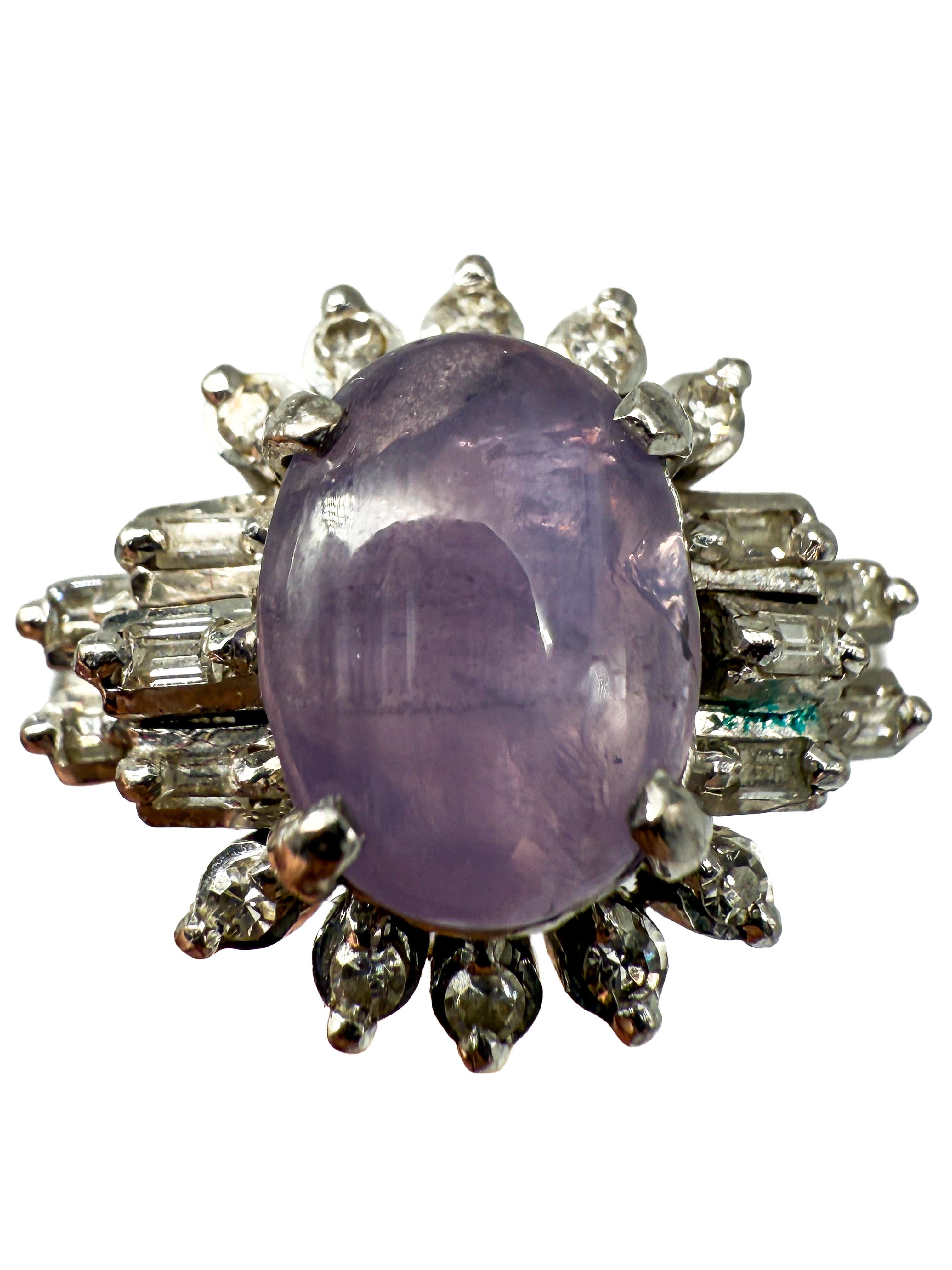 Une élégante bague en or blanc avec améthyste et diamants qui impressionne par sa forme élégante et sa combinaison raffinée de matériaux. La bague est fabriquée dans un alliage de haute qualité composé de 25 % d'or blanc, 50 % d'argent et 21 % de