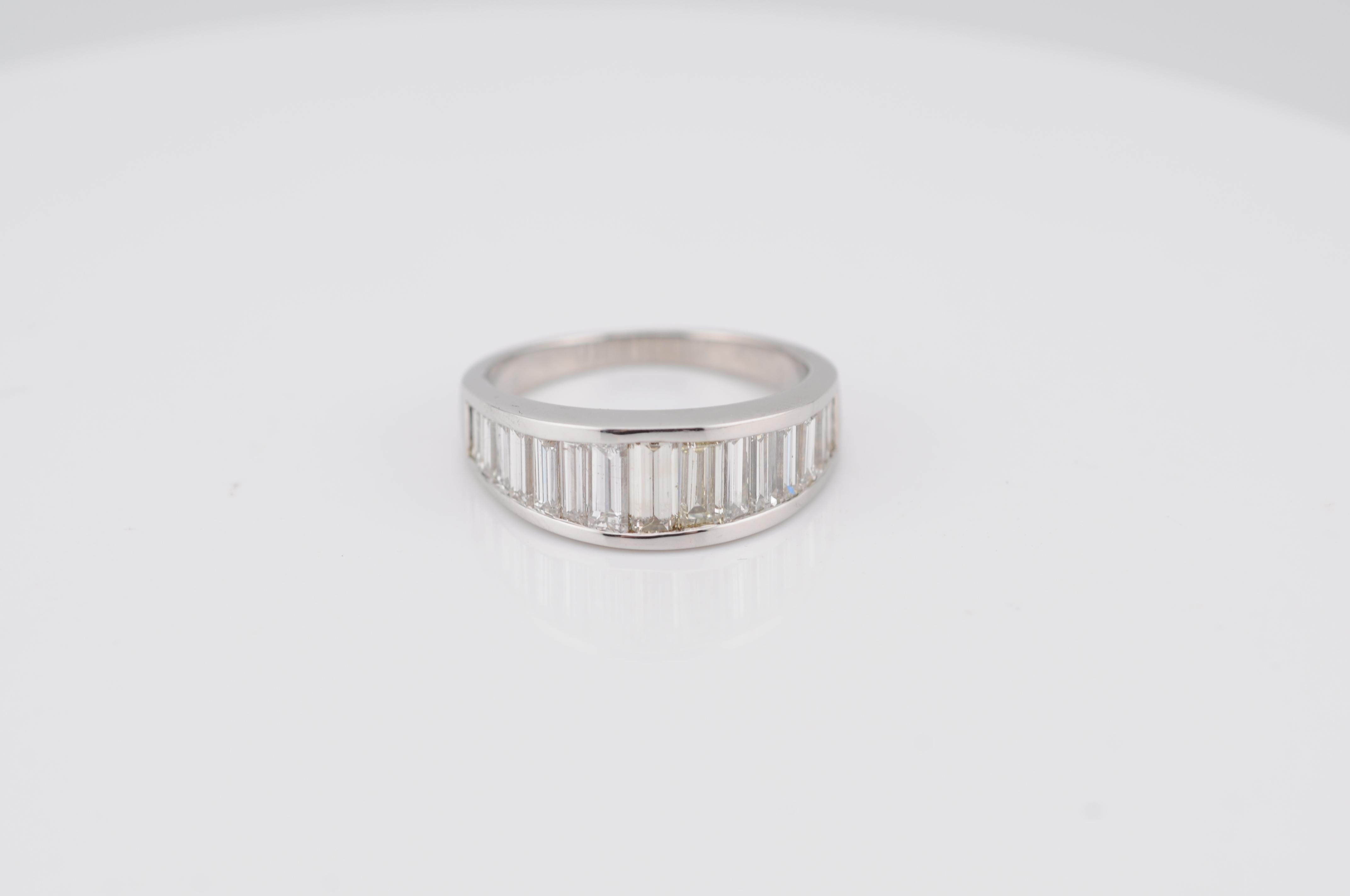 Anello in oro bianco 18 carati con circa 2 carati di diamanti taglio baguette.
Peso totale: 5,01 g
Misura dell'anello: US 7.5