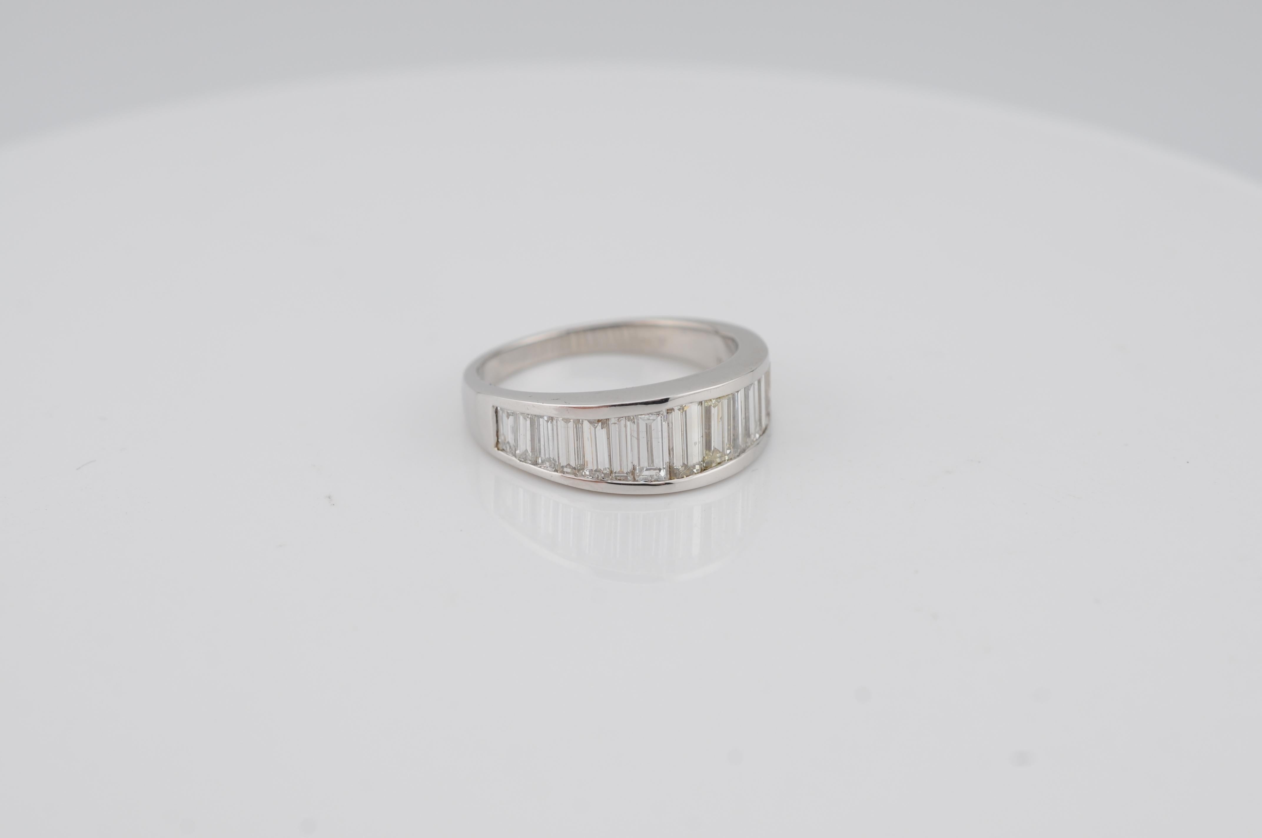 Estetismo Anello in oro bianco con diamanti baguette da 2 carati circa in vendita