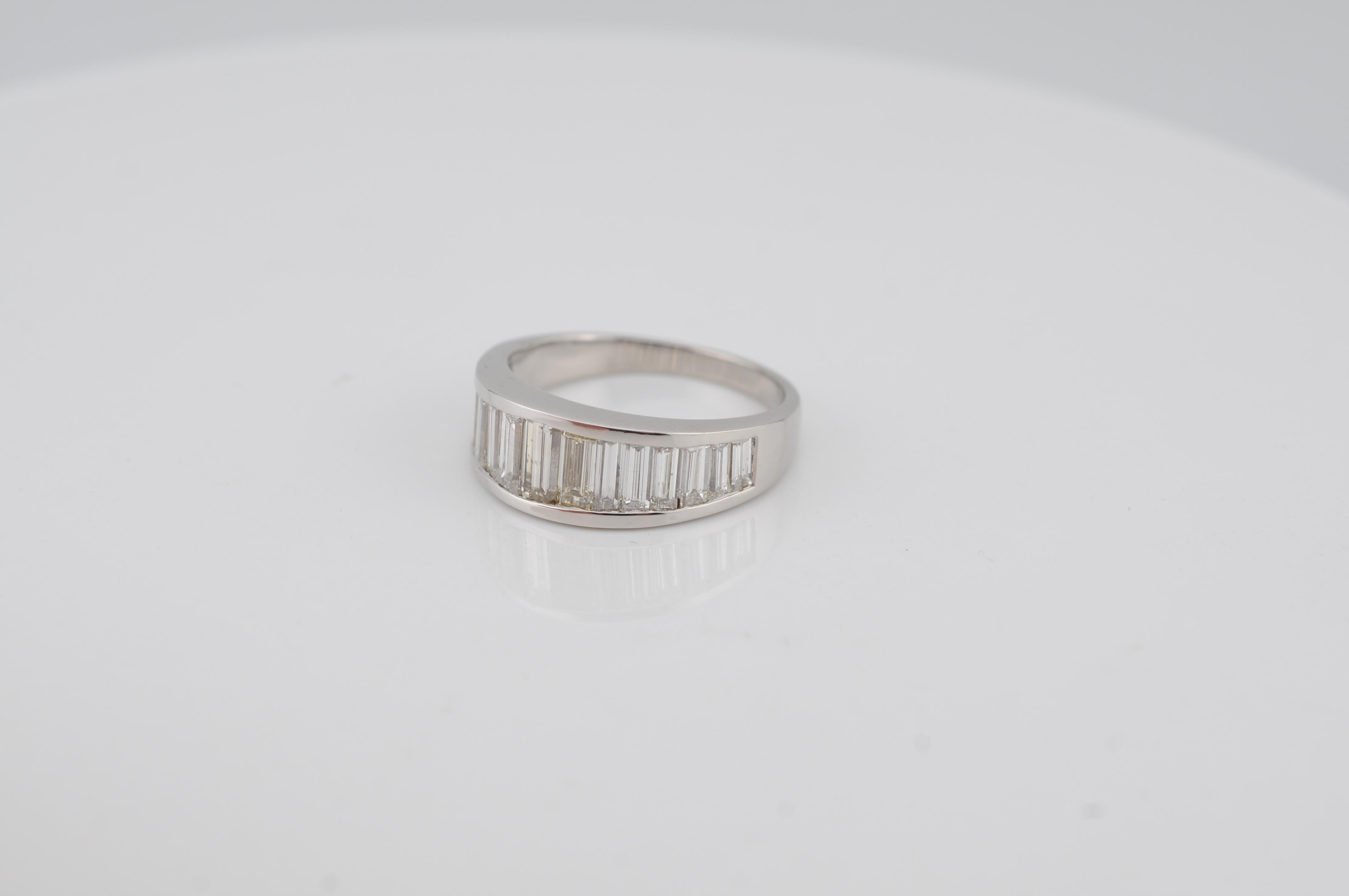 Taglio baguette Anello in oro bianco con diamanti baguette da 2 carati circa in vendita