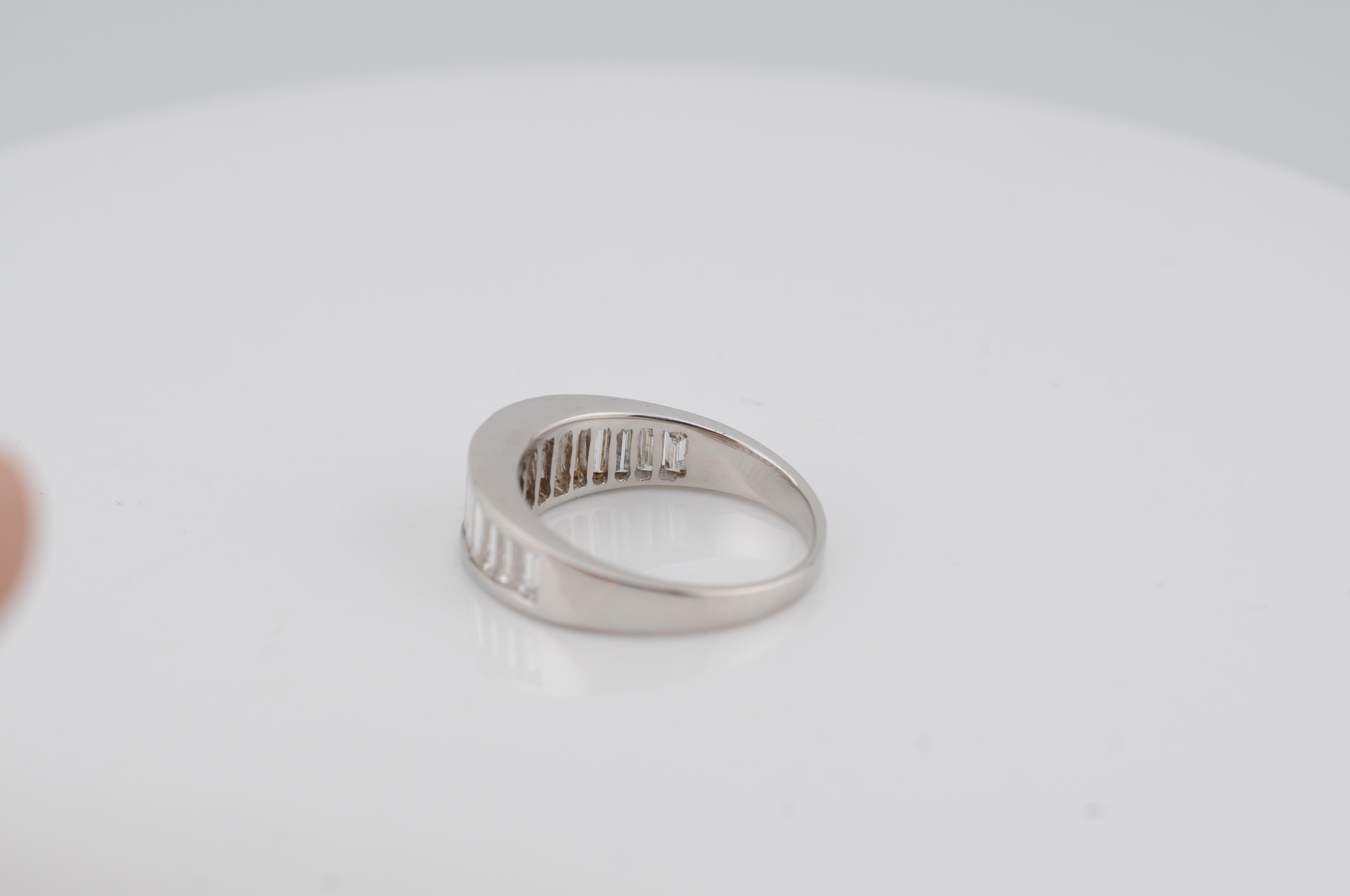 Anello in oro bianco con diamanti baguette da 2 carati circa In condizioni buone in vendita a Berlin, BE