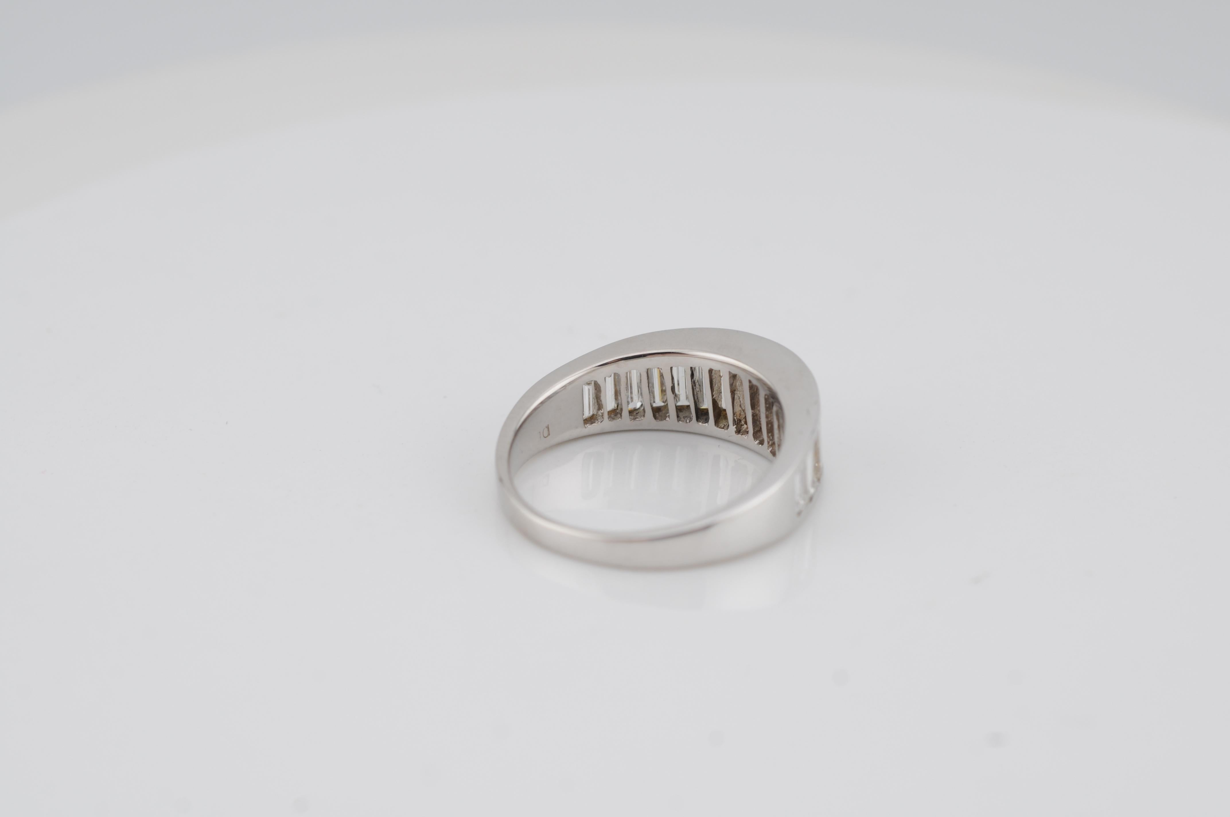 Anello in oro bianco con diamanti baguette da 2 carati circa in vendita 1