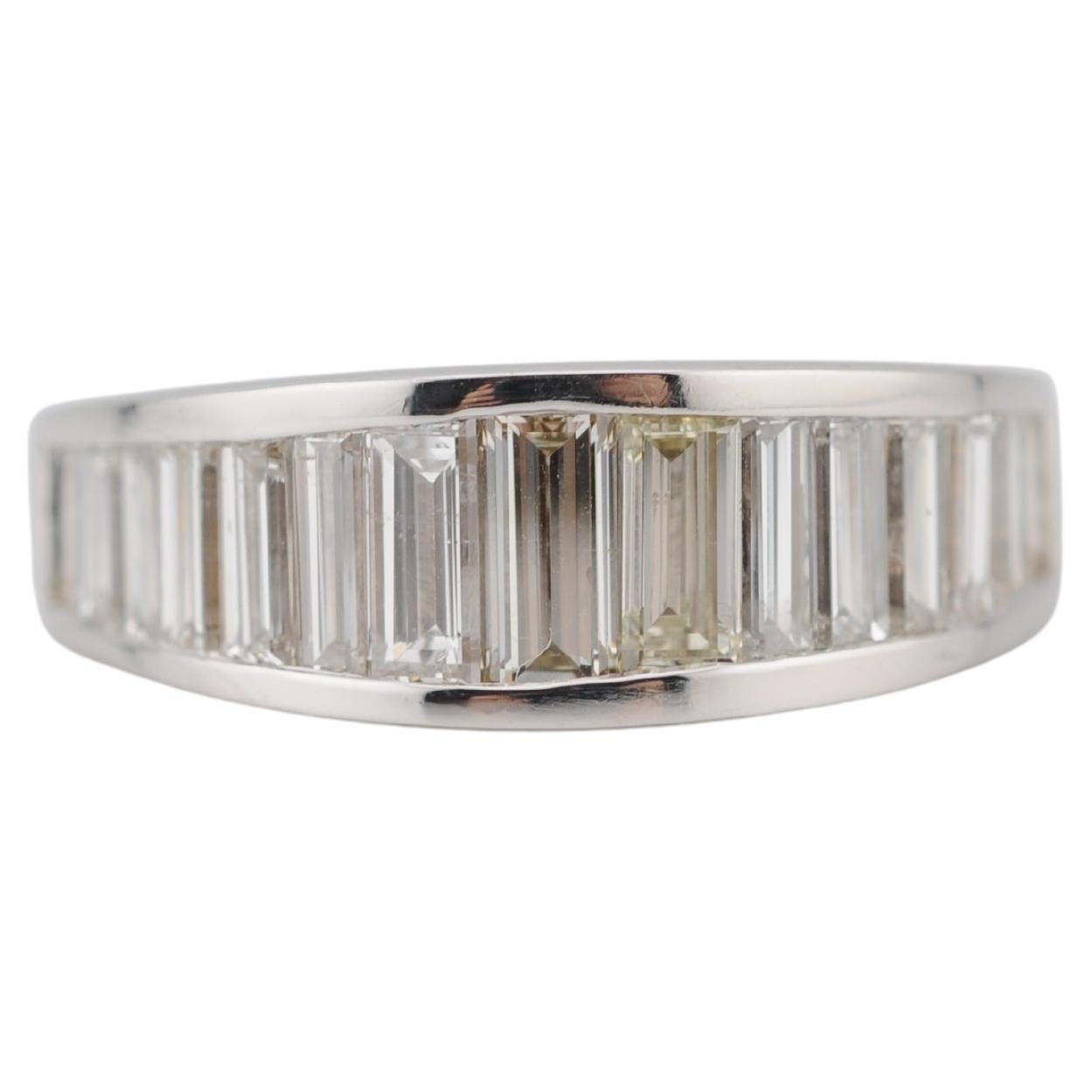 Anello in oro bianco con diamanti baguette da 2 carati circa