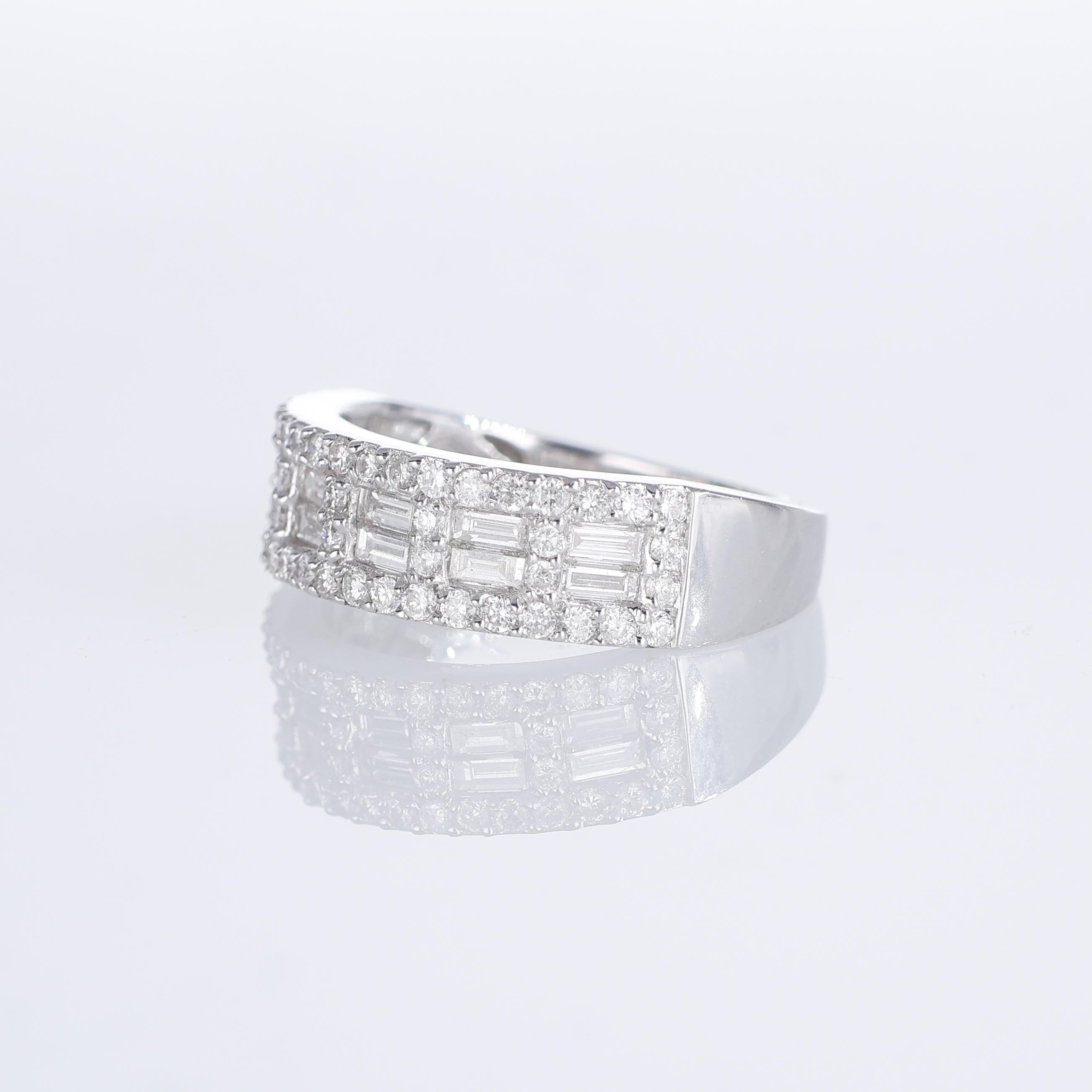 White Gold Ring with Baguette and Brilliant-Cut Diamonds In New Condition For Sale In Bergamo, BG
