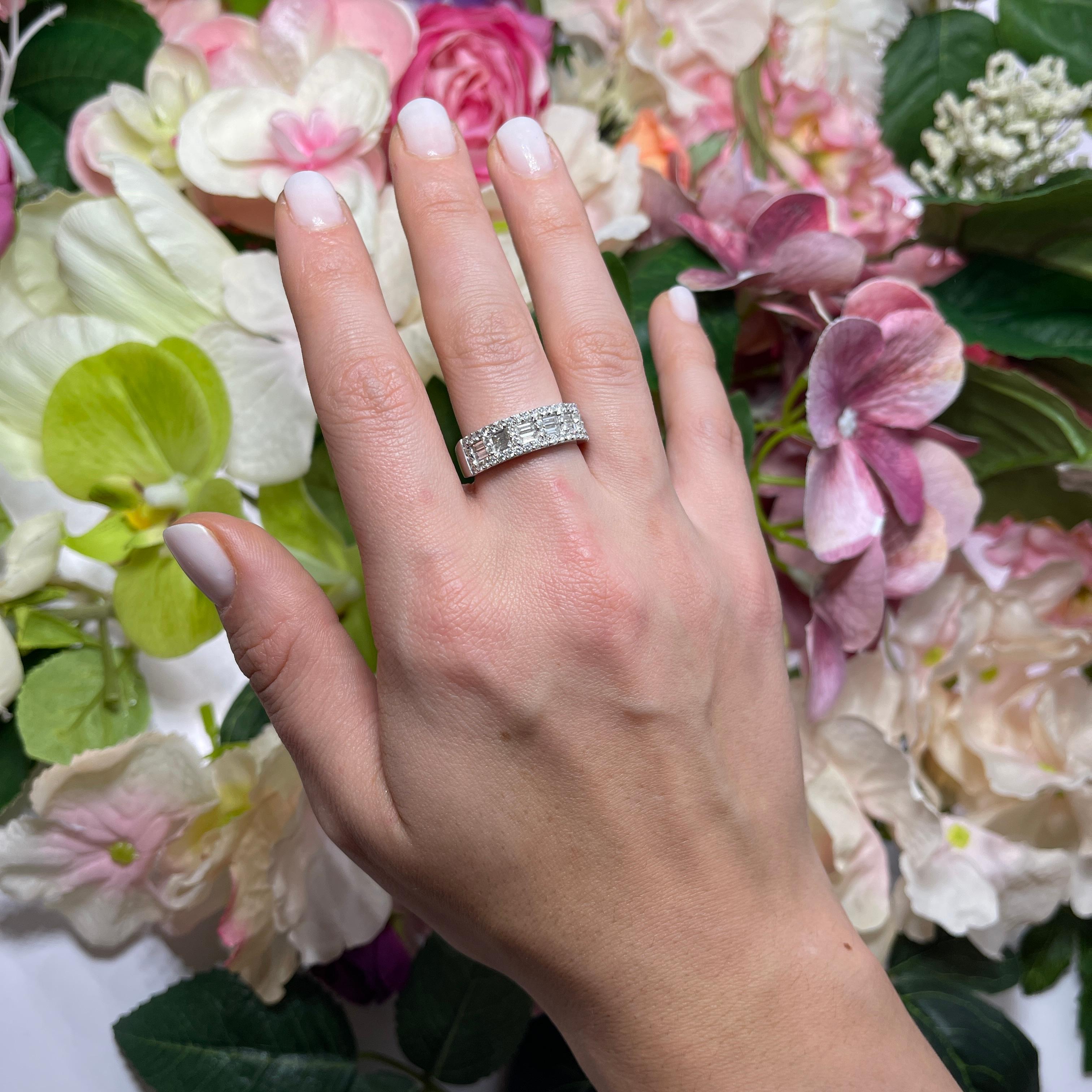 White Gold Ring with Baguette and Brilliant-Cut Diamonds For Sale 1