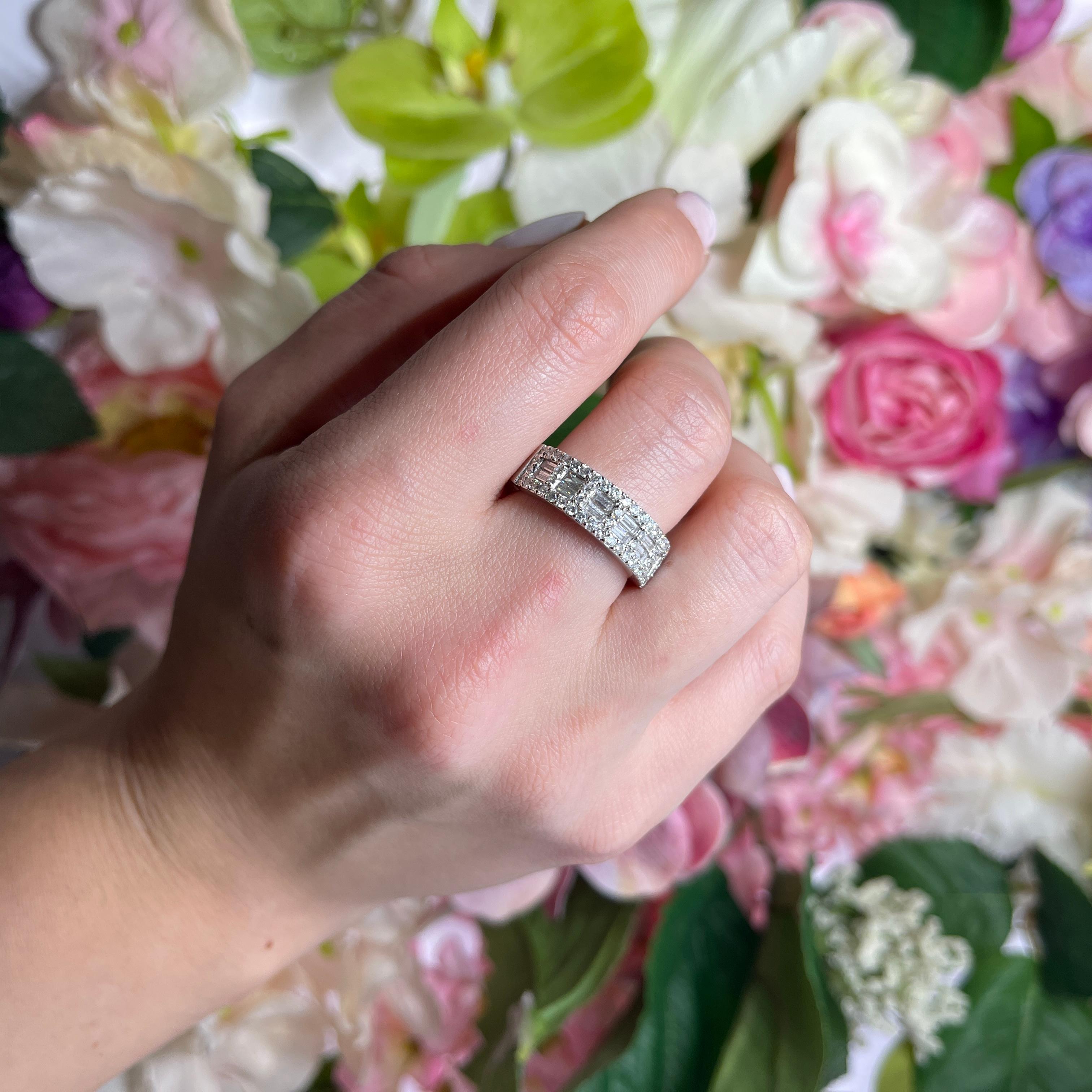 White Gold Ring with Baguette and Brilliant-Cut Diamonds For Sale 2
