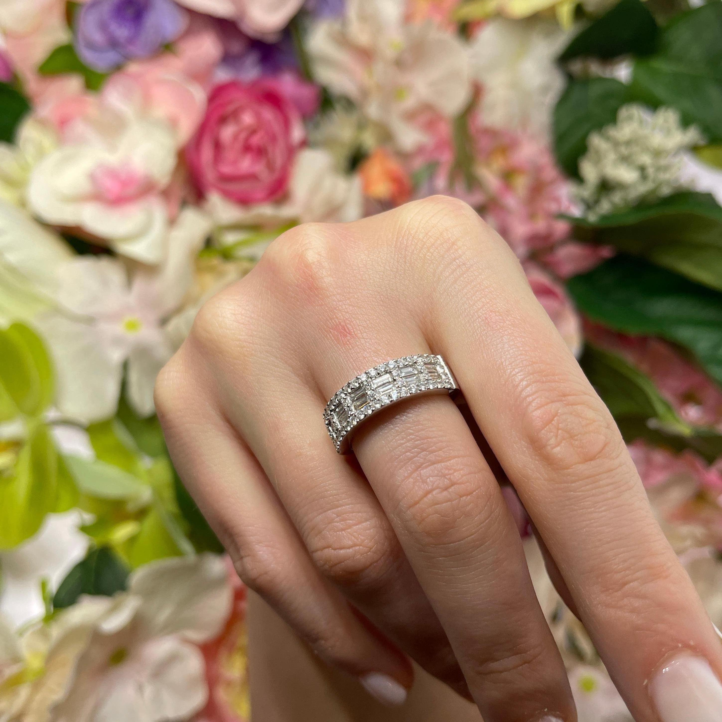 White Gold Ring with Baguette and Brilliant-Cut Diamonds For Sale 3