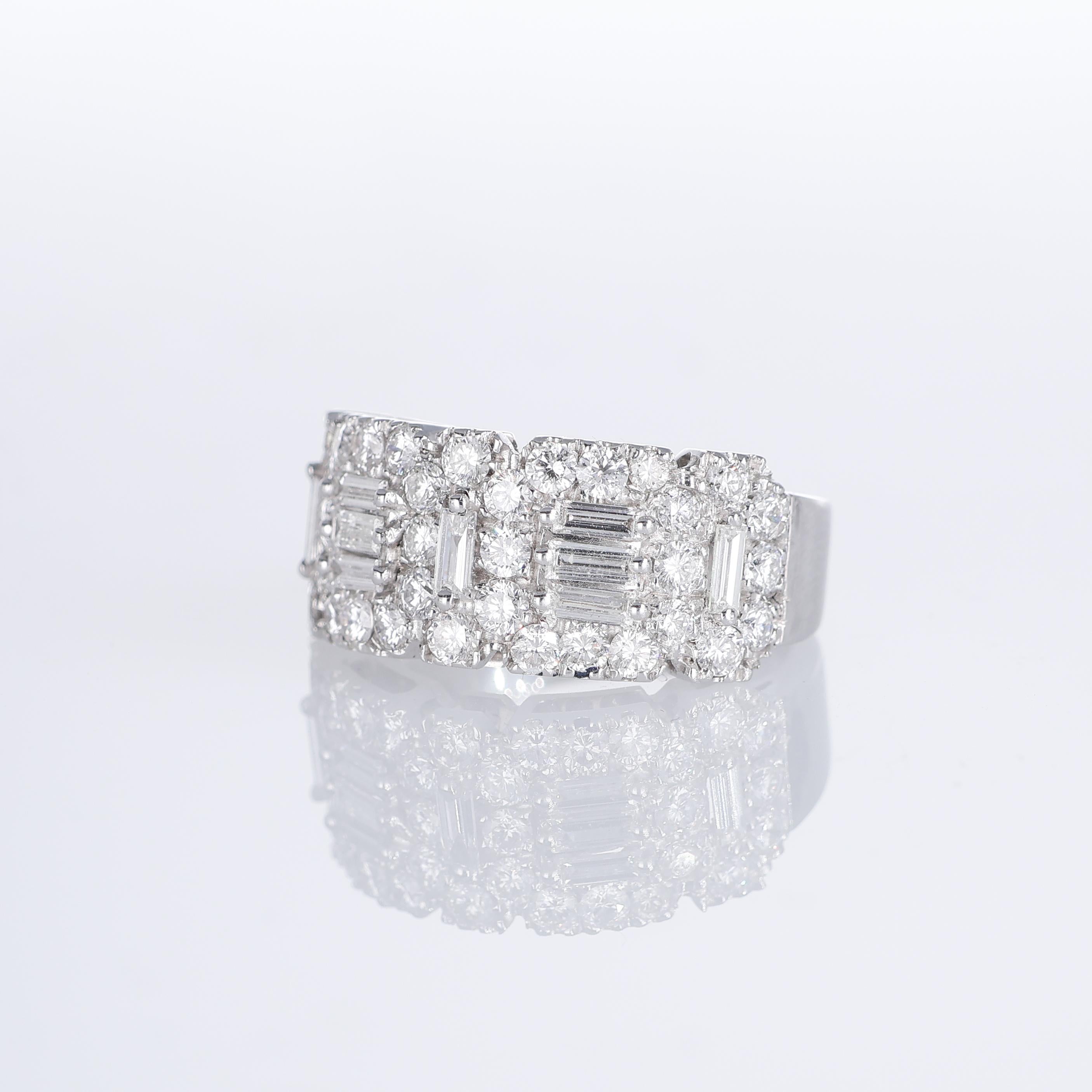 White Gold Ring with Baguette and Round Brilliant Diamonds In New Condition For Sale In Bergamo, BG