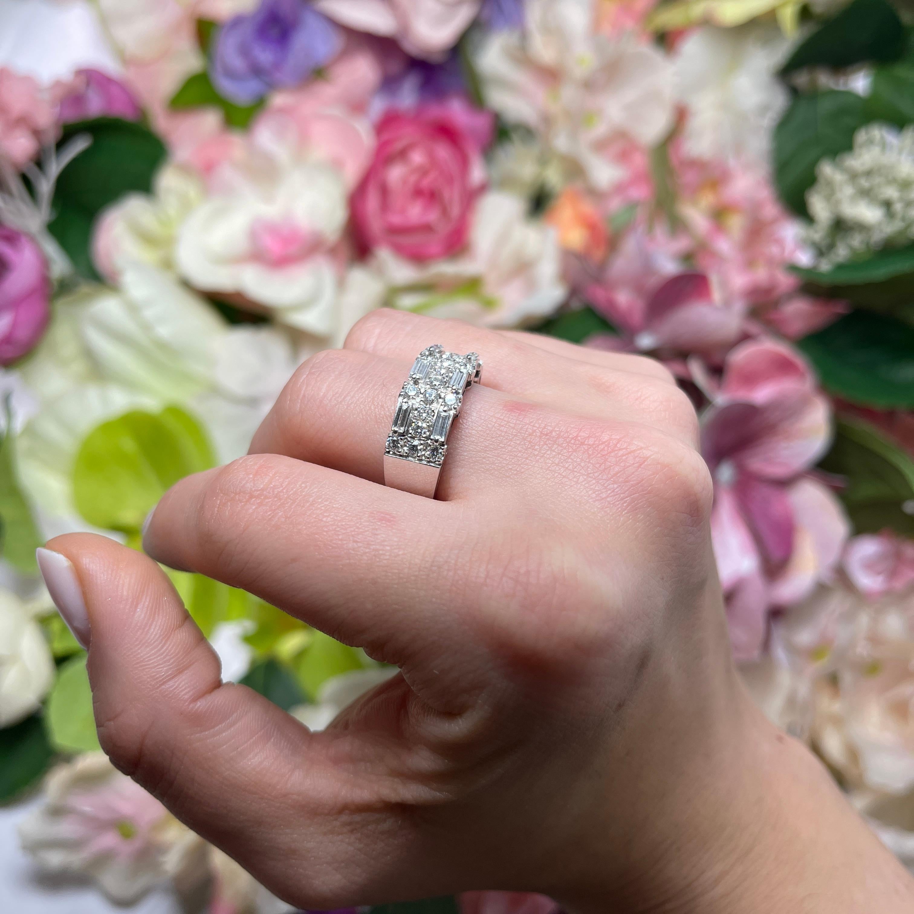 White Gold Ring with Baguette and Round Brilliant Diamonds For Sale 3