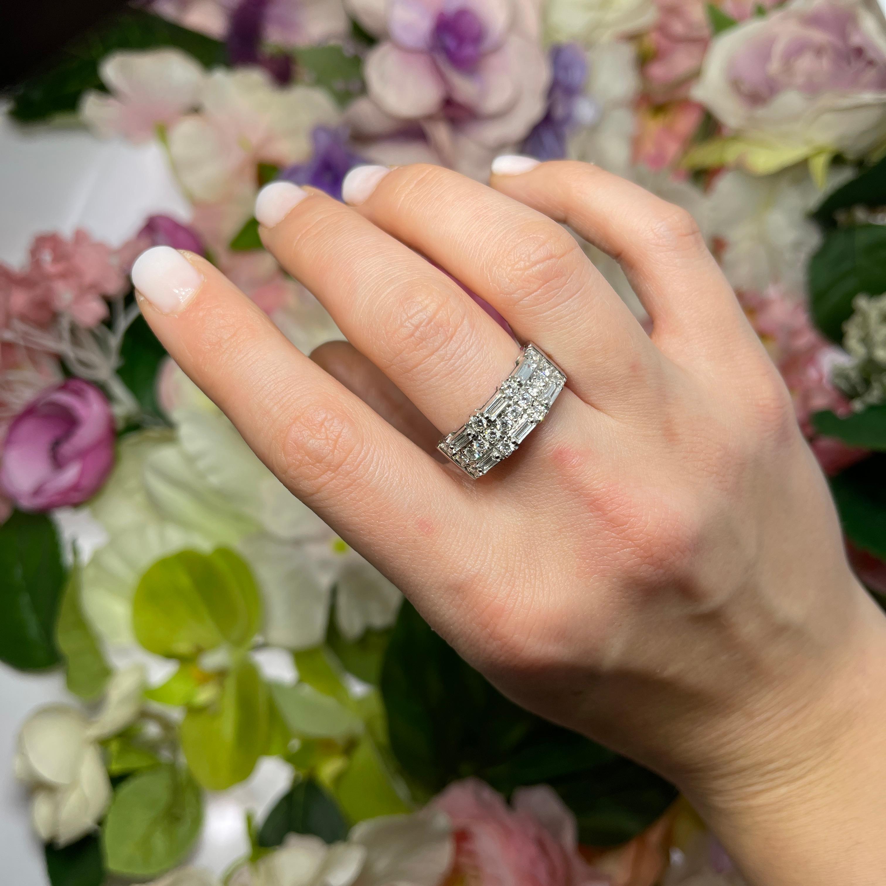 White Gold Ring with Baguette and Round Brilliant Diamonds For Sale 4