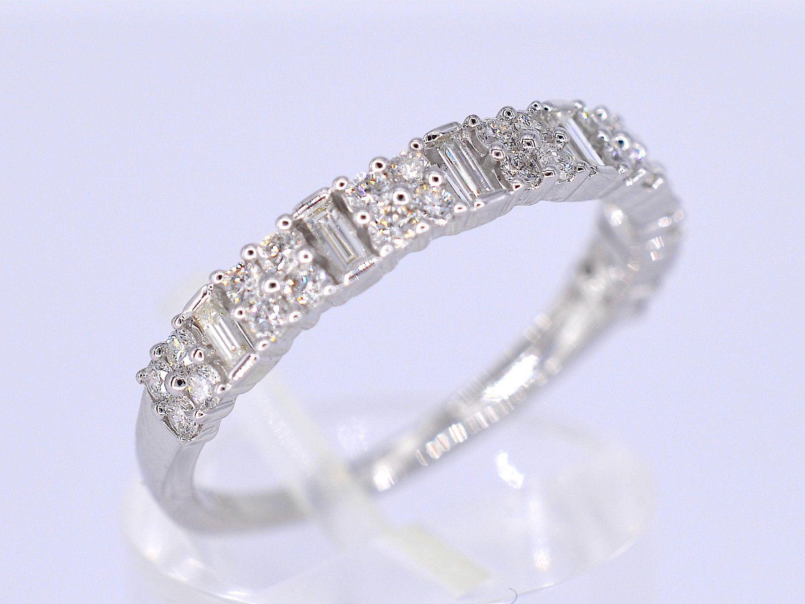 White Gold Ring with Brilliant and Baguette Cut Diamonds In New Condition For Sale In AMSTELVEEN, NH