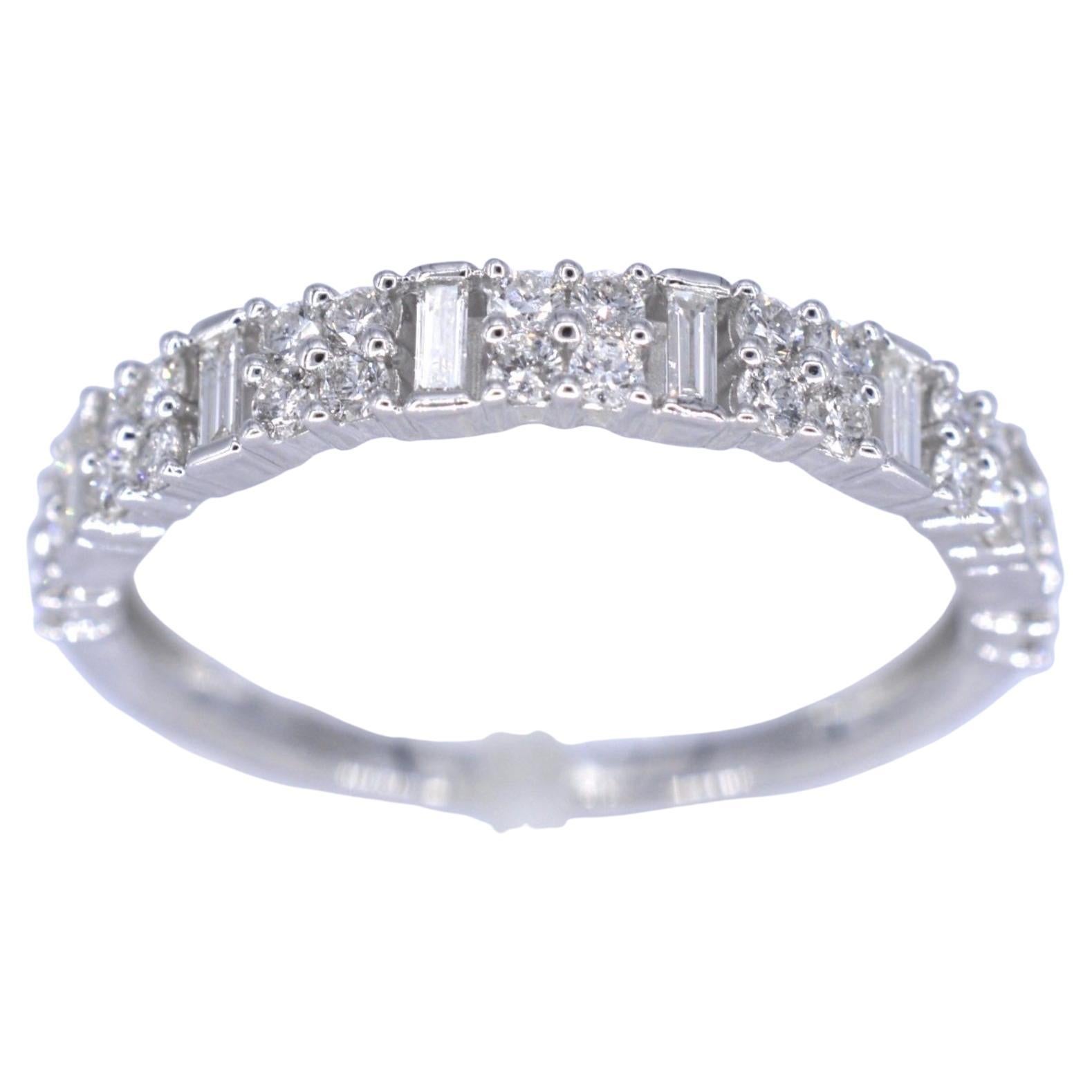 Ring aus Weißgold mit Diamanten im Brillant- und Baguetteschliff. im Angebot