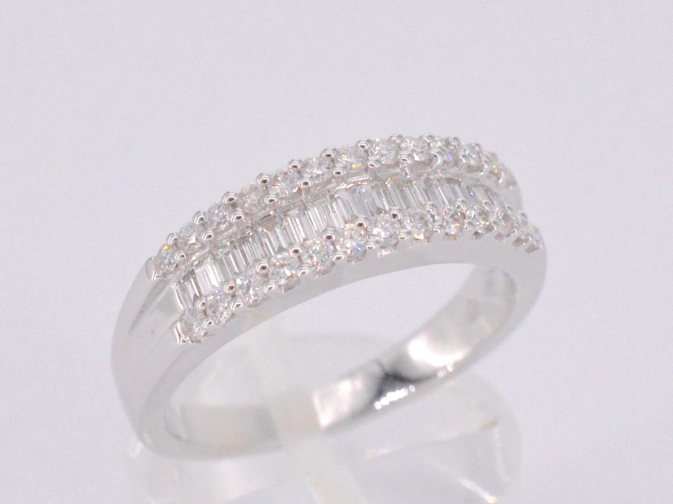 White Gold Ring with Diamonds and Baguettes In New Condition For Sale In AMSTELVEEN, NH
