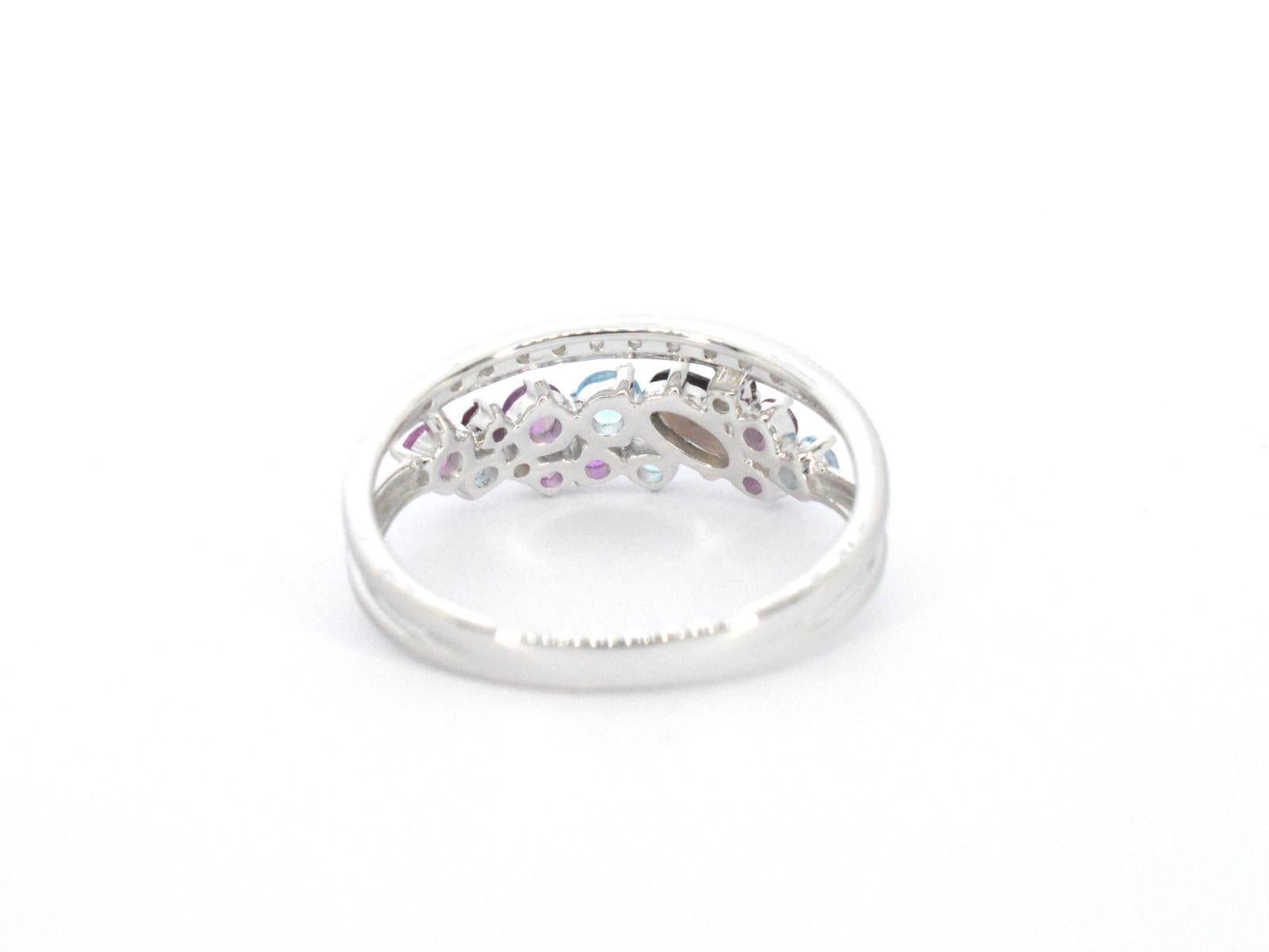 Ring aus Weißgold mit Diamanten und schönen Edelsteinen (Brillantschliff) im Angebot