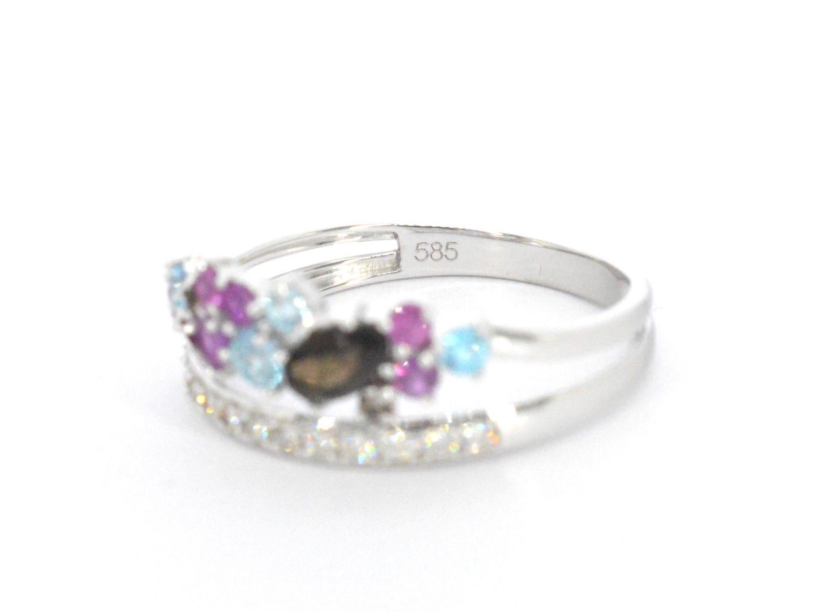 Bague en or blanc avec diamants et de belles pierres précieuses Pour femmes en vente