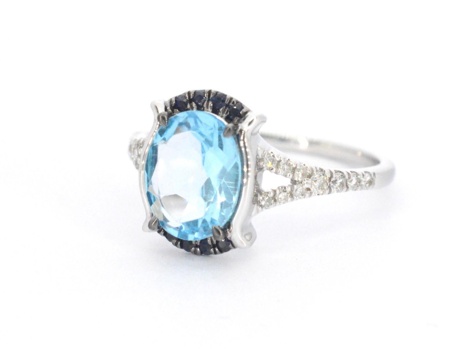 White Gold Ring with Diamonds and Beautiful Topaz with Sapphire In New Condition For Sale In AMSTELVEEN, NH