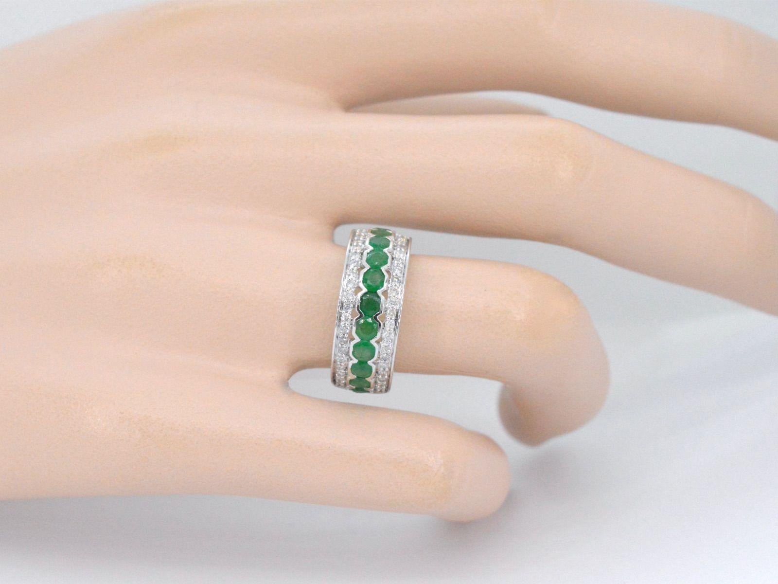 Contemporary White Gold Ring with Diamonds and Emerald For Sale