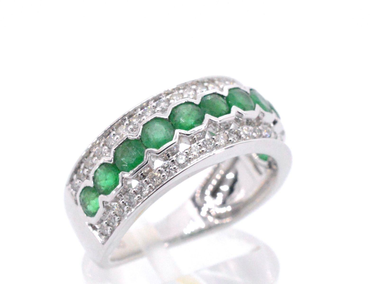White Gold Ring with Diamonds and Emerald In New Condition For Sale In AMSTELVEEN, NH