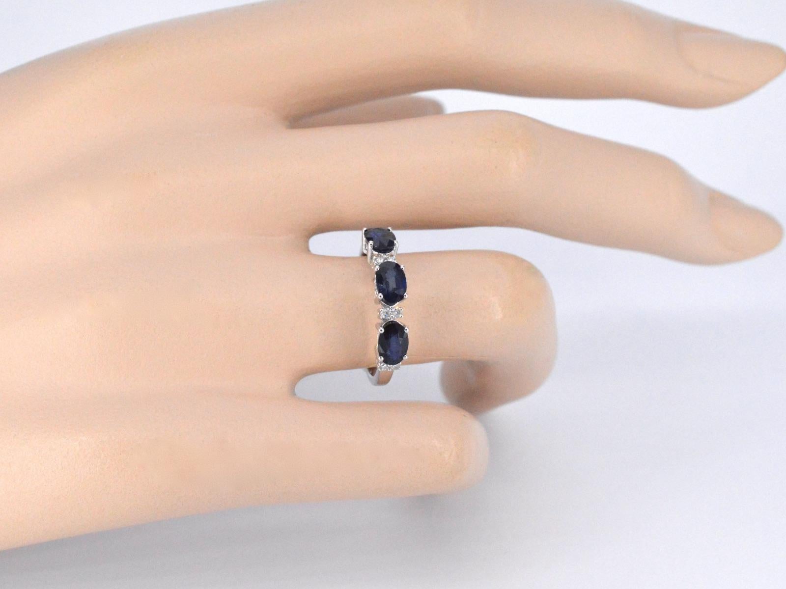 Contemporary White Gold Ring with Diamonds and Sapphire For Sale