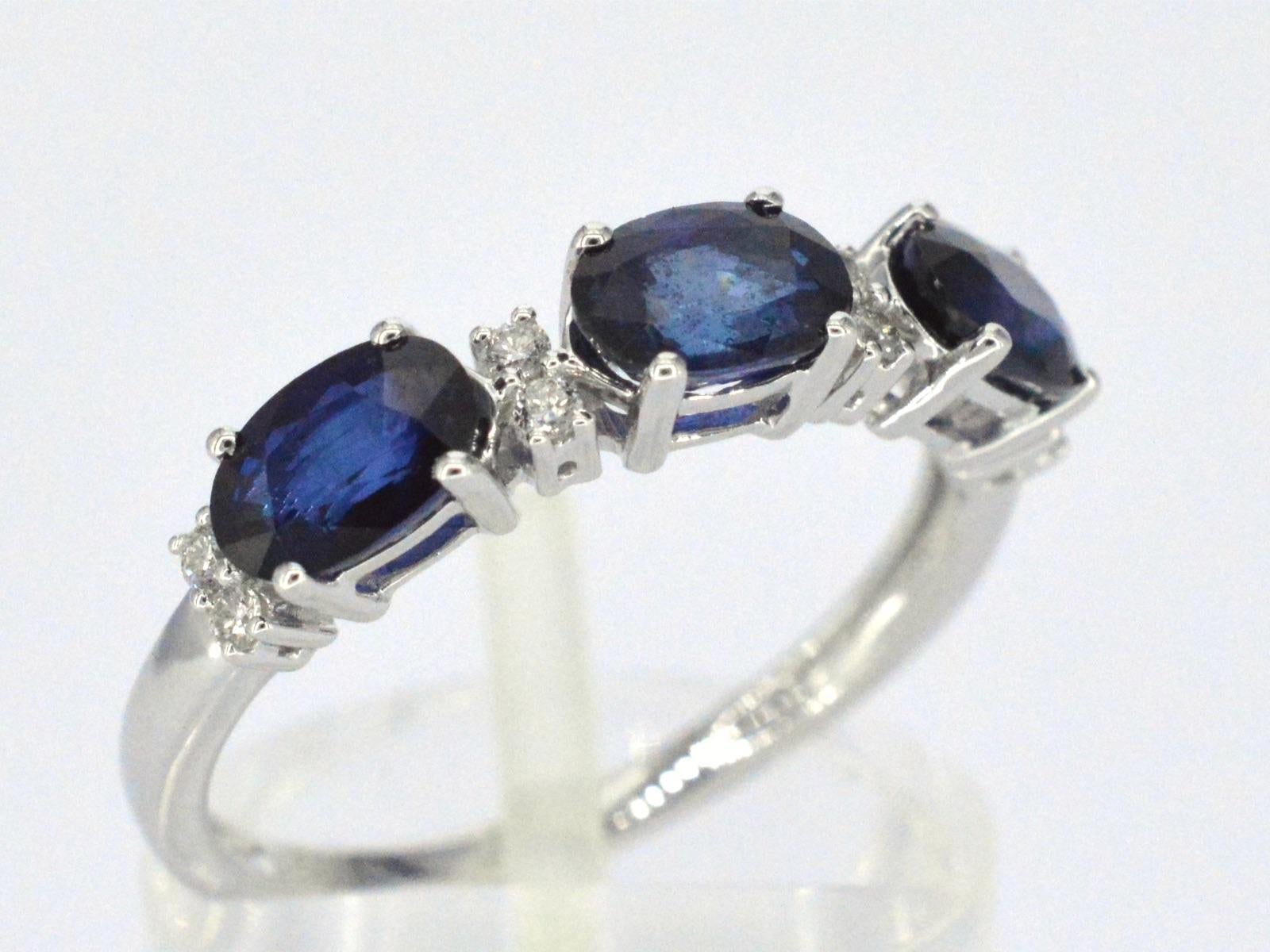 White Gold Ring with Diamonds and Sapphire In New Condition For Sale In AMSTELVEEN, NH