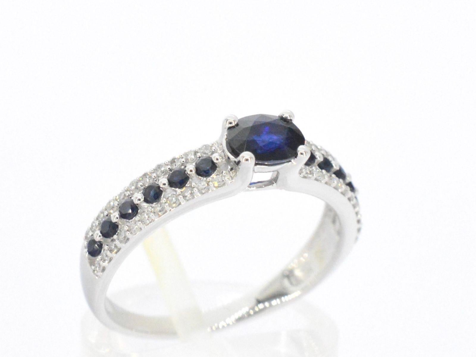 White Gold Ring with Diamonds and Sapphires In New Condition For Sale In AMSTELVEEN, NH
