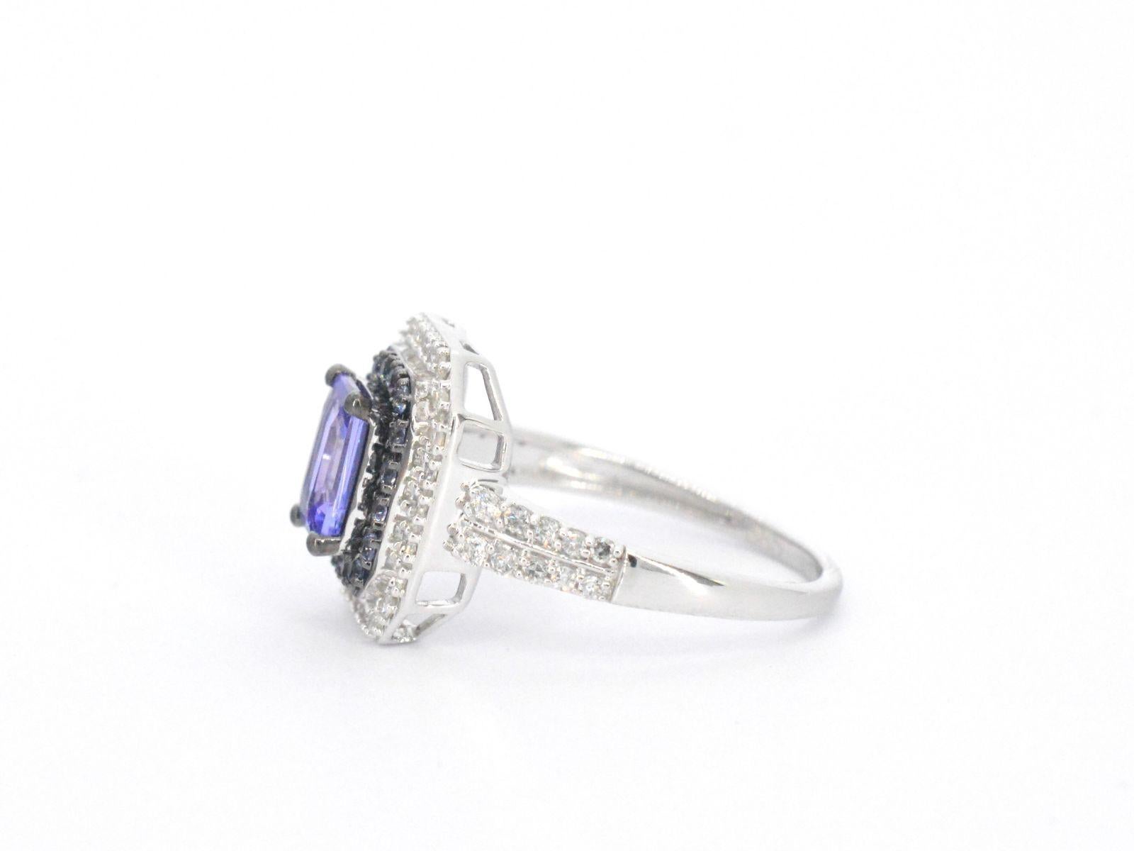 Contemporary White Gold Ring with Diamonds and Tanzanite For Sale
