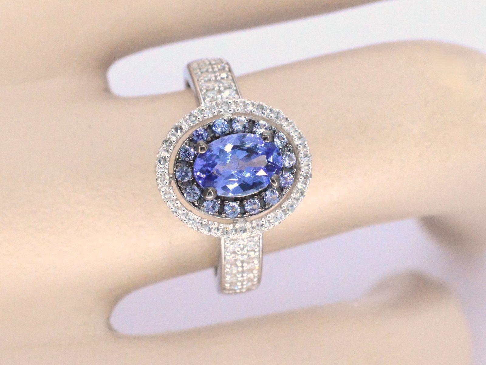 Contemporary White Gold Ring with Diamonds and Tanzanite For Sale