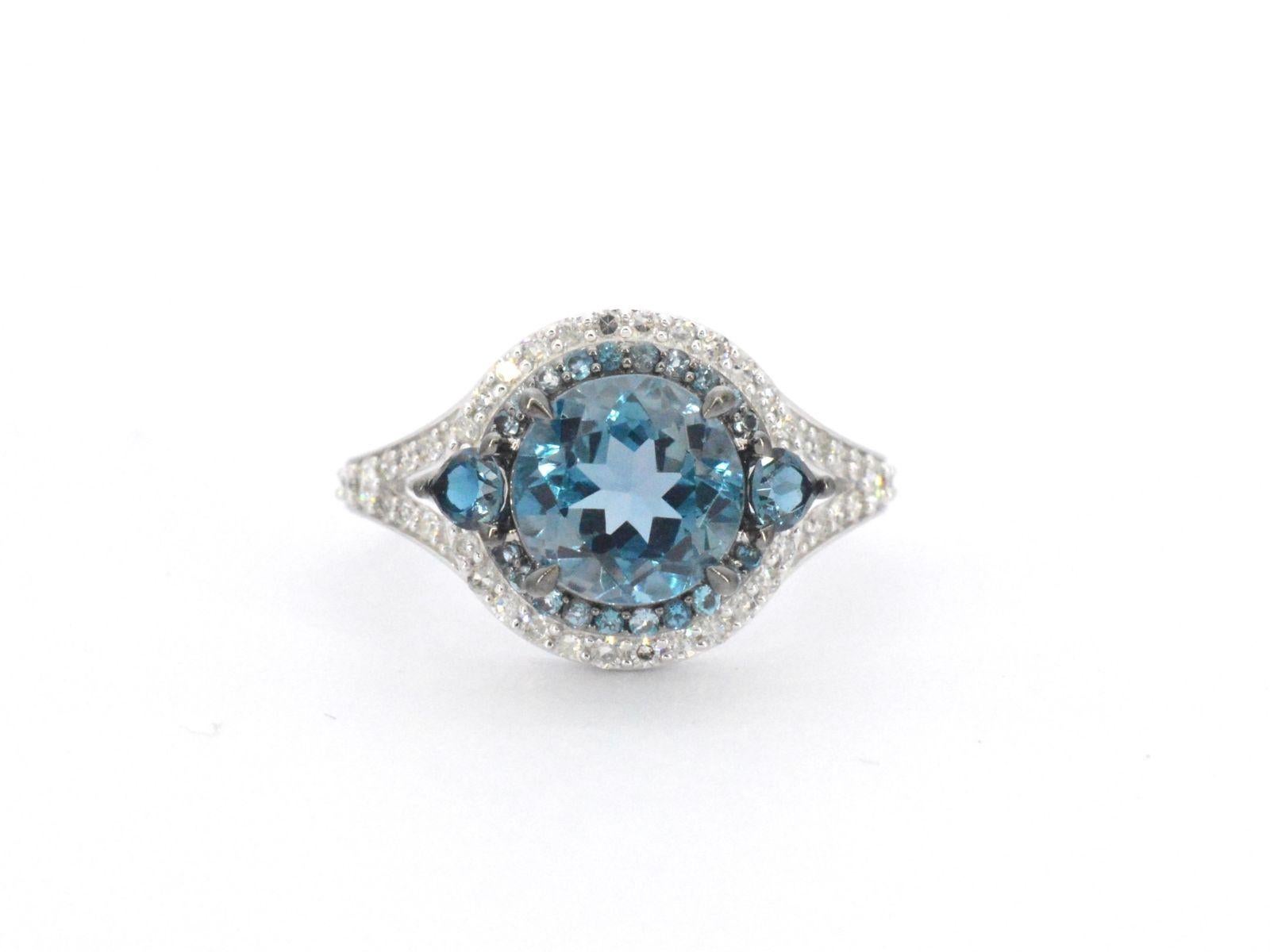 White Gold Ring with Diamonds and Topaz In New Condition For Sale In AMSTELVEEN, NH