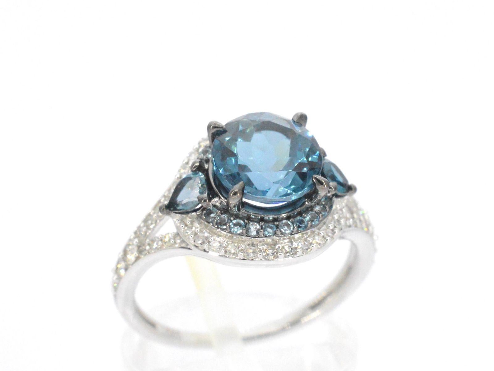 White Gold Ring with Diamonds and Topaz For Sale 3