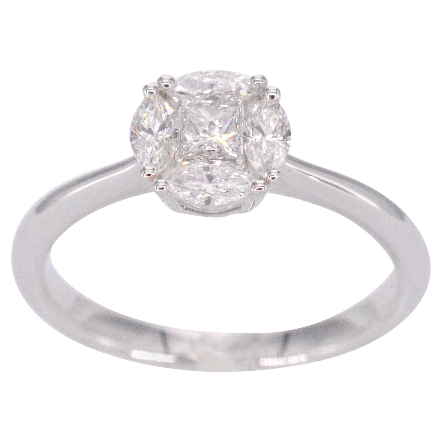 Anello in oro bianco con diamanti splendidamente incastonati