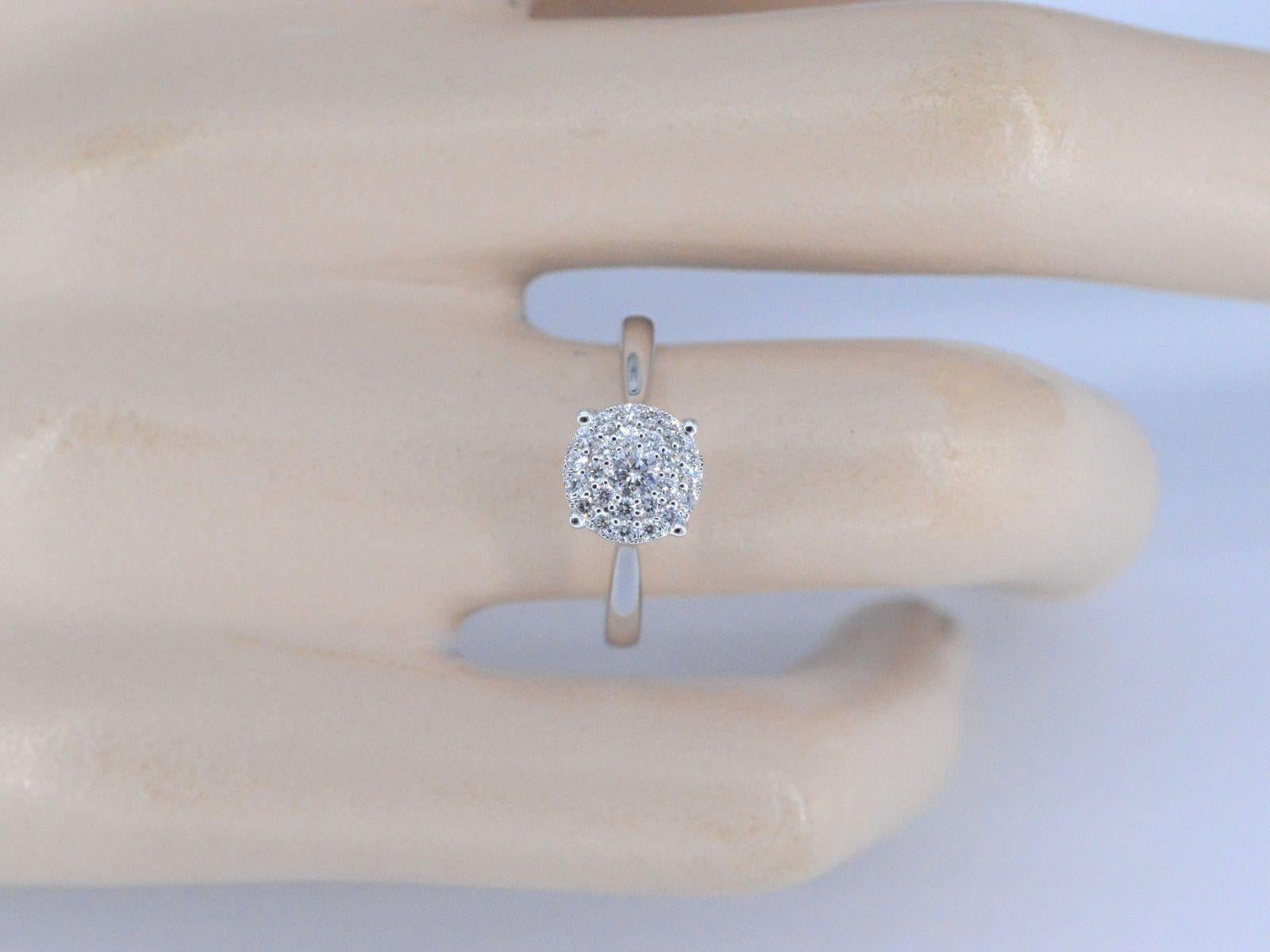 Diamanten: Natürlich glänzend; Gewicht: 0,40 Karat; Schliffform: Brillantschliff; Farbe: F-G; Reinheit: VS; Schliffqualität: Sehr gut; Juwel: Ring; Gewicht: 3,3 Unzen; Ringgröße: 53 (17mm); Punzierung: 18 Karat Gold; Zustand: Neu; Die Qualität wurde