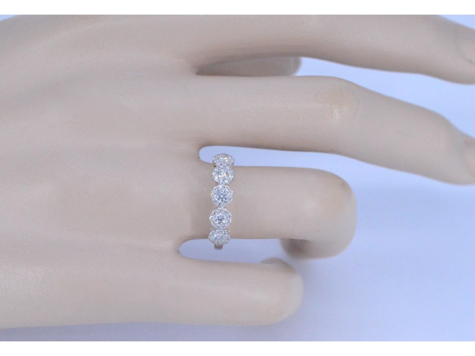 Contemporaneo Anello in oro bianco con diamanti in vendita