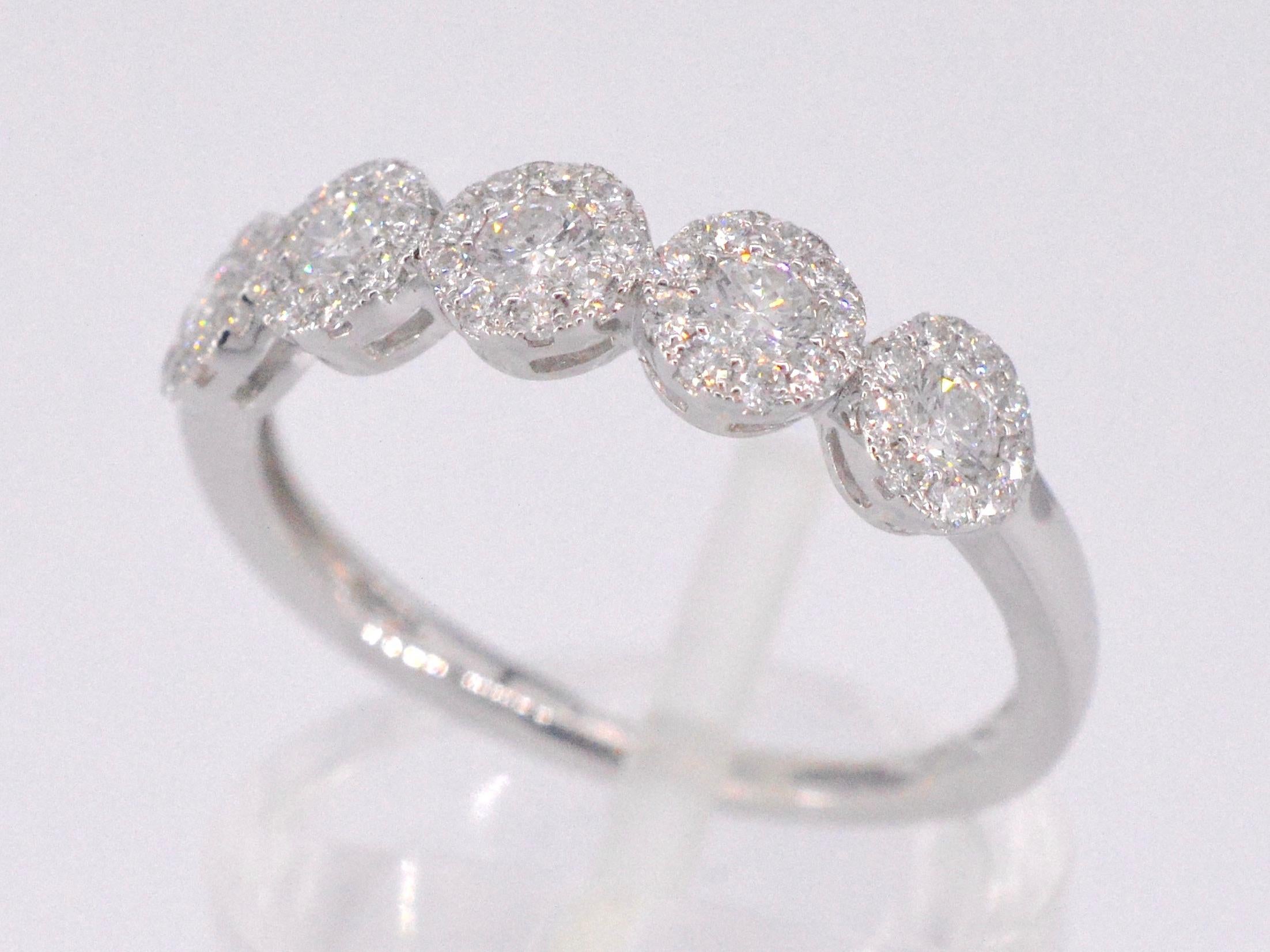 Taglio brillante Anello in oro bianco con diamanti in vendita