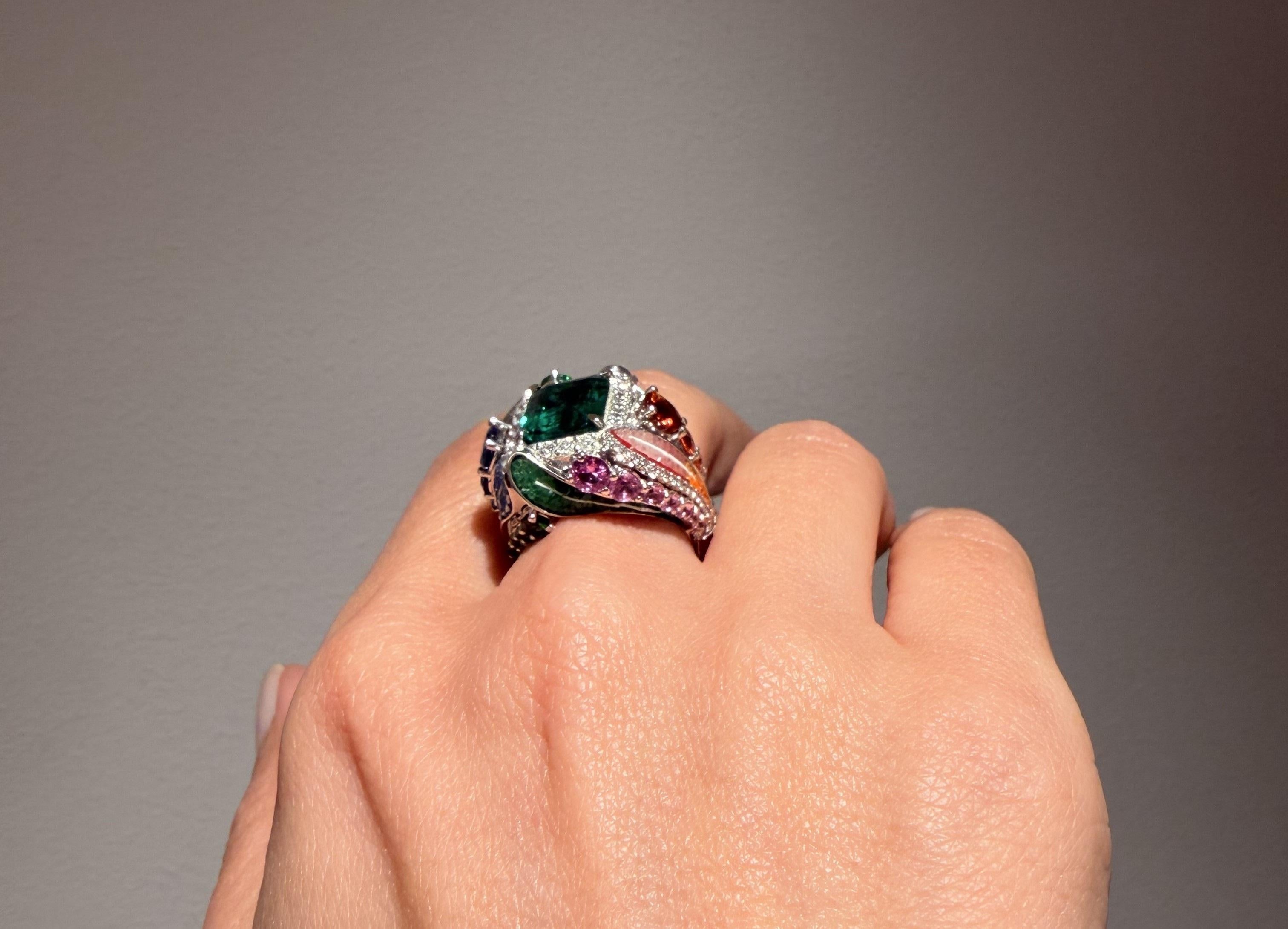 Taille mixte Bague en or blanc avec émeraudes, saphirs, diamants blancs et micromosaïque en vente