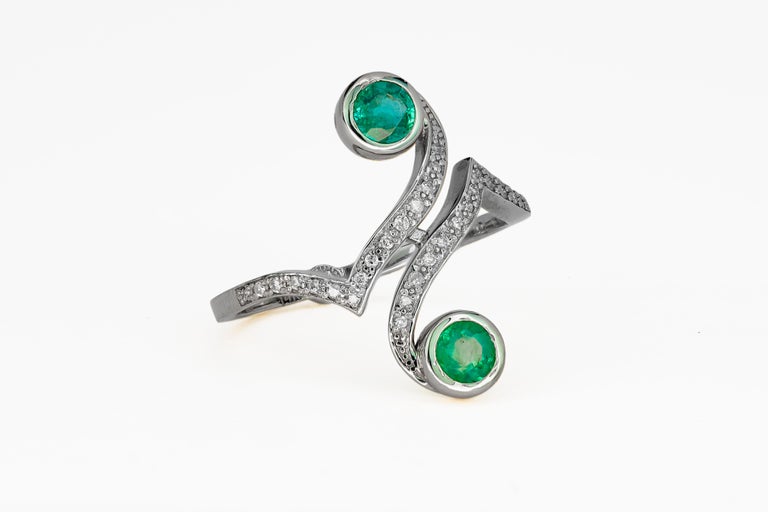 Modern Round emerald ring, in 14 karat gold. Vintage style emerald ring. Emerald ring. For Sale
