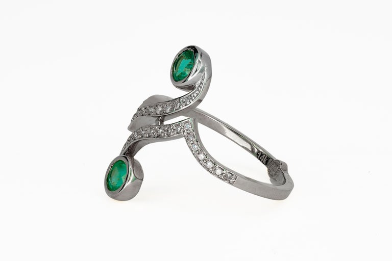 Women's Round emerald ring, in 14 karat gold. Vintage style emerald ring. Emerald ring. For Sale