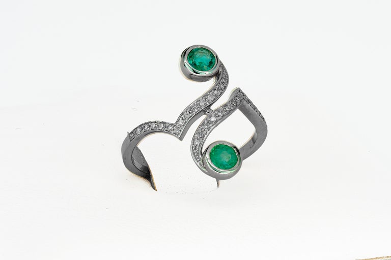 Round emerald ring, in 14 karat gold. Vintage style emerald ring. Emerald ring. For Sale 1