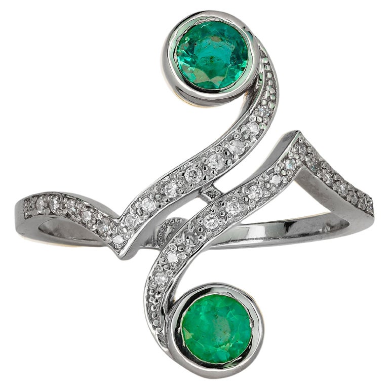 Round emerald ring, in 14 karat gold. Vintage style emerald ring. Emerald ring. For Sale
